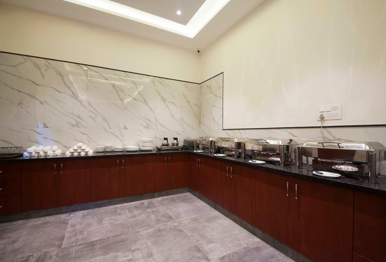 Hotel Z Suites- Delhi Igi Airport 뉴델리 외부 사진